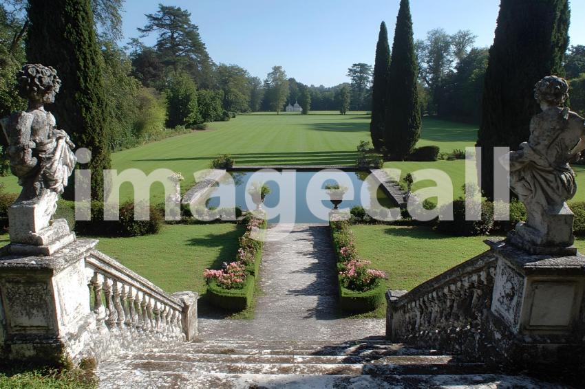 Clips12345 French Botanical Garden An elegant chateau garden wi 87b6989d 7e3e 4d04 90e2 25804494912b part3