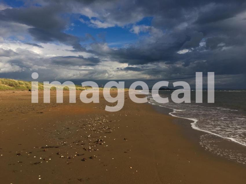 Cloudy sky at the beach t20 B8wVpY